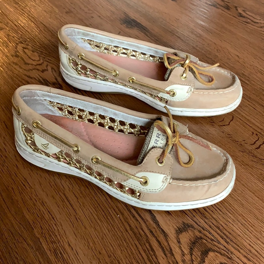 Sperry Women’s 6.5 boat shows with gold cutouts